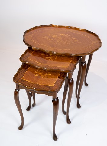 Nesting table of rosen wood with inlay of fruit wood, in great vintage condition 
from the 1960s.
5000m2 showroom.