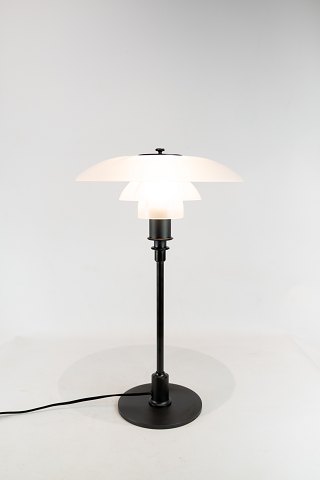 PH 3/2 bordlampe med sort stel og mat glas skærme, designet af Poul Henningsen 
og fremstillet hos Louis Poulsen. 
5000m2 udstilling.
