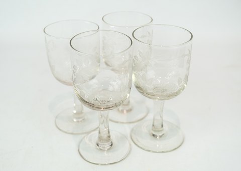 Set of four 
remembrance glass by Holmegaard from the 1890s.
5000m2 showroom.