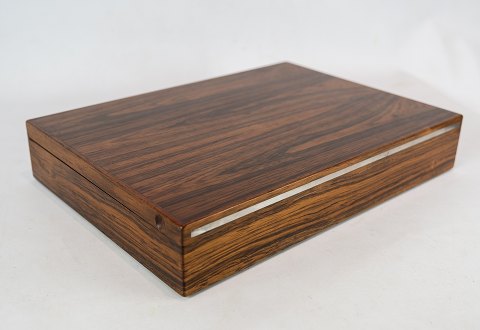 Box in rosewood from the 1960s.
5000m2 showroom.