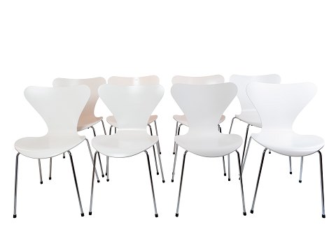 A set of 8 Seven chairs, model 3107, designed by Arne Jacobsen and manufactured 
by Fritz Hansen.
5000m2 showroom.