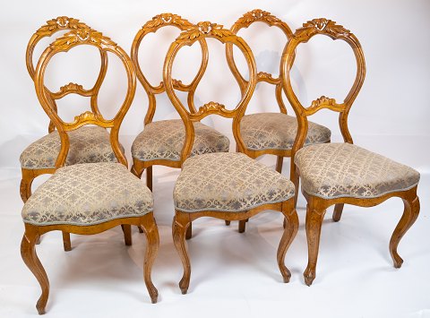 Set of six Rococo dining room chairs of light mahogany and fabric with pattern 
from around the 1760s.
5000m2 showroom.