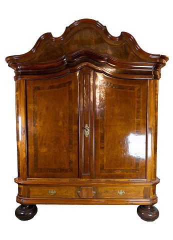 Northern german Baroque cabinet of walnut and oak from around the year 1730.
5000m2 showroom.