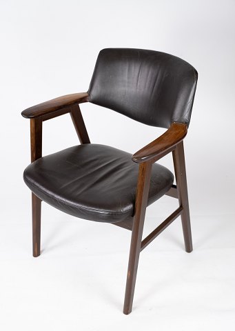 Armchair in rosewood and black leather designed by Erik Kirkegaard from 1976.
5000m2 showroom.