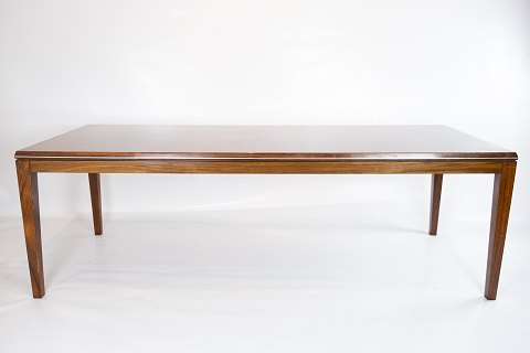 Coffee table in rosewood decorated with metal edge of danish design from the 
1960s. 
5000m2 showroom.