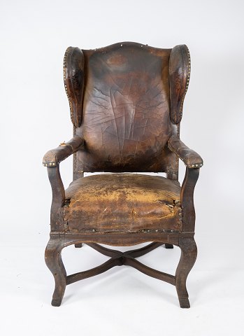Antique armchair with original dark brown leather, in great condition from 1790. 

5000m2 showroom.