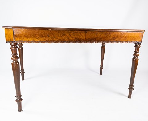Skrivebord af mahogni i flot antik stand, fra 1840erne. 
5000m2 udstilling.