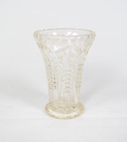Glas vase, i flot antik stand fra 1920erne.
5000m2 udstilling.