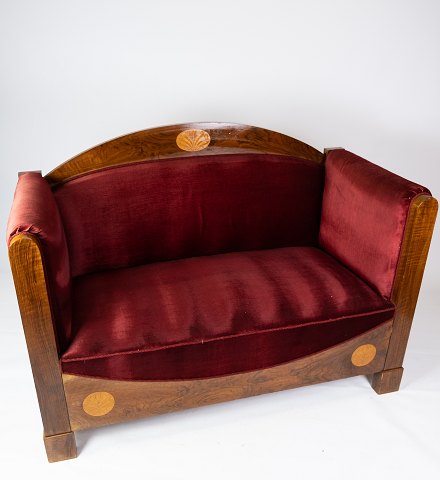 To personers sofa af valnød med intarsia og polstret med rød velour fra omkring 1910.5000m2 udstilling.