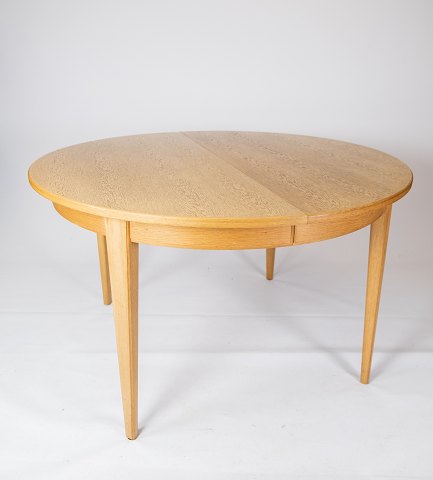 Spisebord i eg designet af Omann Junior fra 1960erne.5000m2 udstilling.
