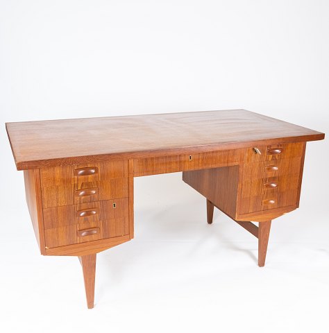 Skrivebord i teak af dansk design fra 1960erne. 
5000m2 udstilling.