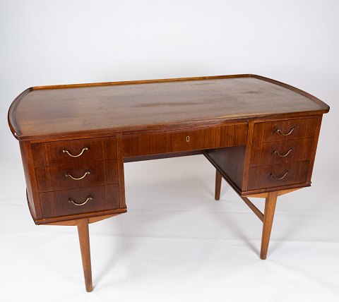 Desk in teak of danish design from the 1960s. 
5000m2 showroom.
