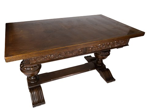 Stort antikt spisebord af mørkt træ med to udtræksplader.
5000m2 udstilling.
