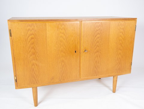 Sideboard in oak designed by Poul Hundevad from the 1960s.
5000m2 showroom.
