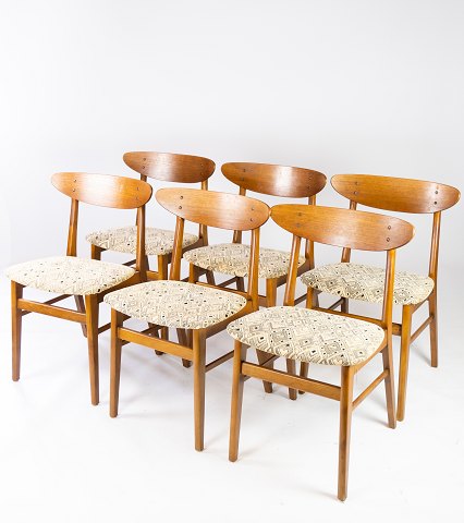 Set of six dining room chairs in teak and upholstered with light fabric, of 
danish design manufactured by Farstrup Furniture in the 1960s. 
5000m2 showroom.