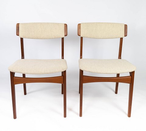 Set of two dining room chairs in teak and upholstered with light Hallingdal wool 
fabric of danish design from the 1960s. 
5000m2 showroom.