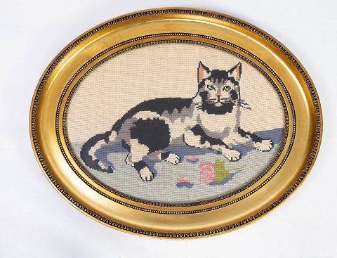 Broderi med katte motiv og med forgyldt ramme fra 1930erne. 
5000m2 udstilling.