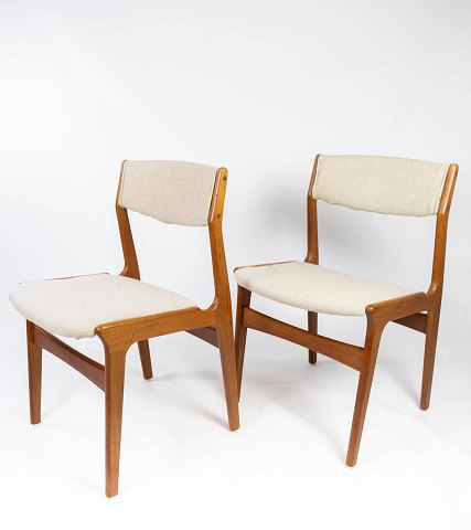 Sæt af spisestuestole i teak og polstret med lyst stof, designet af Erik Buch 
fra 1960erne. 
5000m2 udstilling.