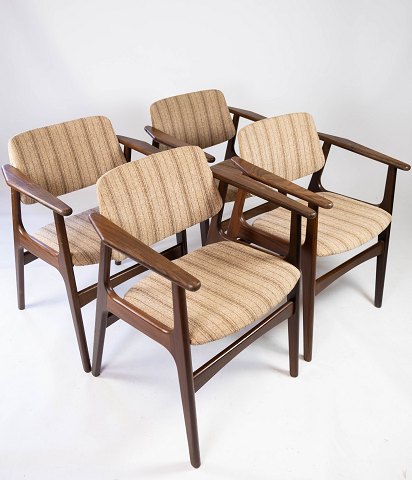 Sæt af fire spisestuestole i teak, model "lene" og polstret med stribet stof. 
Designet af Arne Vodder fra 1960erne.
5000m2 udstilling.