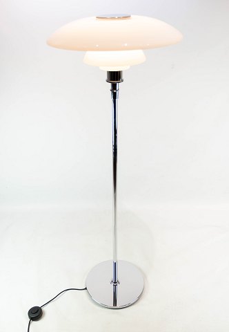 PH 4 1/2-3 1/2 standerlampe i højglans krom med skærme af hvidt opal glas.5000m2 udstilling.
