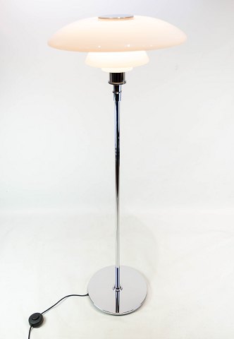 PH 4 1/2-3 1/2 floor lamp of chrome with shades of opaline glass.
5000m2 showroom.
