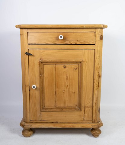 Small chest of drawers in pine wood, in great antique condition from the 1920s. 
5000m2 showroom.