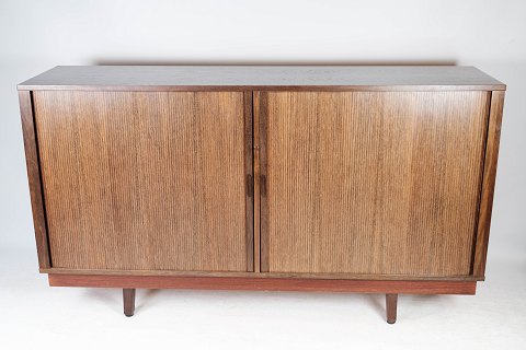 Low sideboard with sliding doors in rosewood of danish design from the 1960s.
5000m2 showroom.
