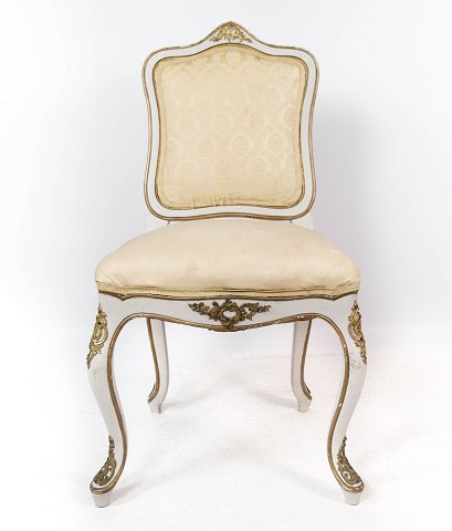 Dining chair of white painted wood and upholstered with light fabric, in great 
antique condition from around 1880. 
5000m2 udstilling.