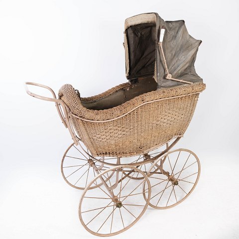Antique child carriage of paper cord and metal wheels, from around the 1930s.
5000m2 showroom.