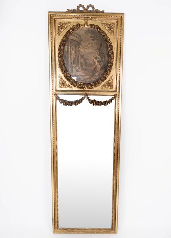 Højt spejl af forgyldt træ og dekoreret med kobberstik fra 1820erne.
5000m2 udstilling.
