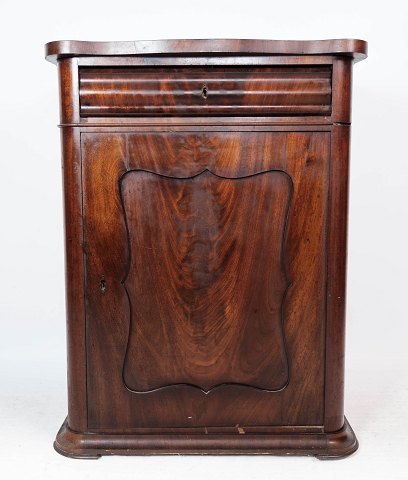 Entryway cabinet of mahogany, in great antique condition from the 1860s.
5000m2 showroom.
