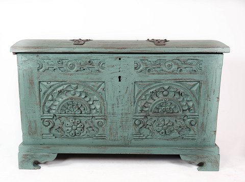 Antique chest with carvings and original paint.
5000m2 showroom.