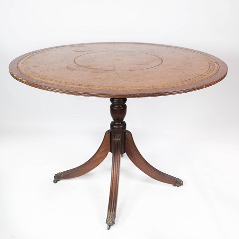Antikt spisebord i mahogni med intarsia og indlagt læder, fra 1920erne.
5000m2 udstilling.