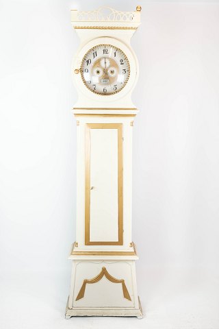 Grandfather clock of white painted wood decorated with gold, in great antique 
condition from the 1820s.
5000m2 showroom.