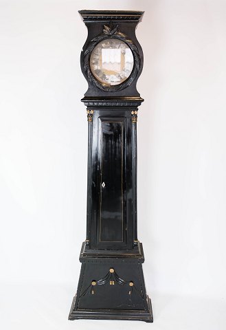 Grandfather clock of black painted wood, in great antique condition from the 
1790s.
5000m2 showroom.