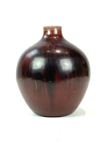 Ceramic vase with ox-blood coloured glaze by Kresten Bloch for Royal Copenhagen. 

5000m2 showroom.
Great condition
