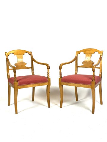 Et par sen Empire hvilestole i birk og polstret med rødt stof fra omkring 1840erne. 5000m2 udstilling.Flot stand