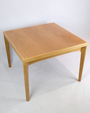 Coffee table, oak, Henning Kjærnulf, Vejle chairs and furniture factory, 1960s.
Great condition
