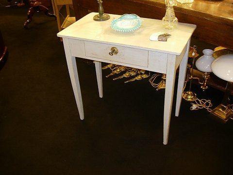 skulder undulate blæse hul Lille gråmalet bord med skuffe fra år 1810 i meget fin stand . * 5000 m2  udstill - Osted Antik & Design