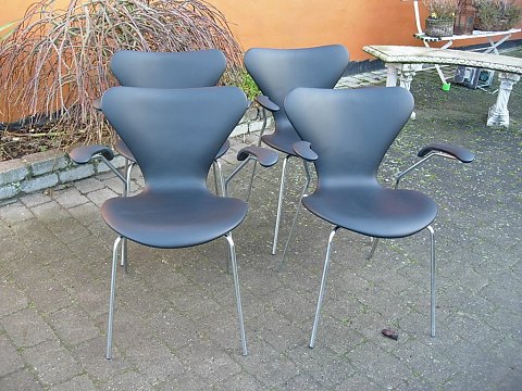 Arne Jacobsen * 7´er stolen med armlæn , 4 stk i sort læder * 5000 udstilling Antik & Design