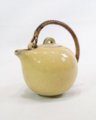 Teapot - Stoneware/Ceramic - Light Yellow Glaze - Handle Made Of Bamboo - Eva 
Stæhr Nielsen - Saxbo
Great condition
