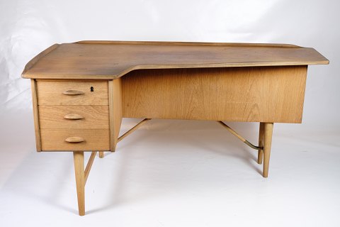 Boomerang skrivebord - Design af Peter Løvig Nielsen 1956 - Hedensted 
møbelfabrik - teak & messing - 1960erne
Flot stand
