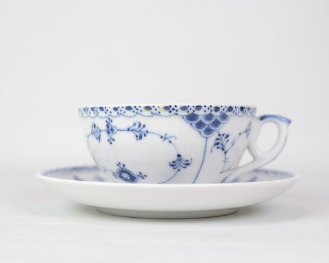 Stor kaffe / Tekop med underkop - Musselmalet - Halvblonde - nr. 656
Flot stand
