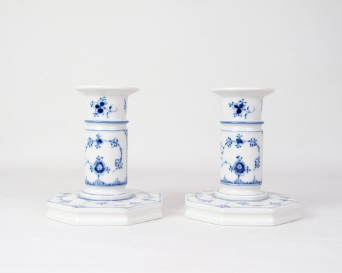 Sæt Af 2 Høje Lysestager - Nr. 1/303 - Porcelæn - Musselmalet Riflet - Royal 
Copenhagen
Flot stand
