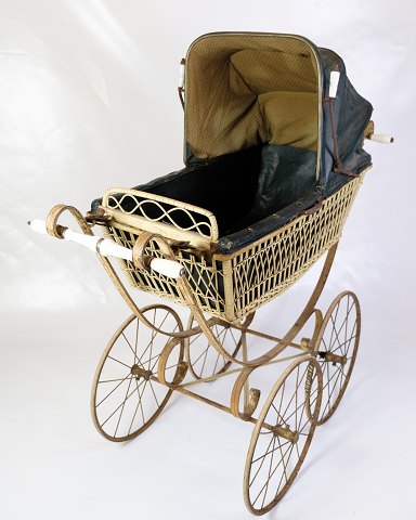 Antik Barnevogn - Flettet Kurv & Original Sort Kaleche - Metalstel - År 1900
Flot stand
