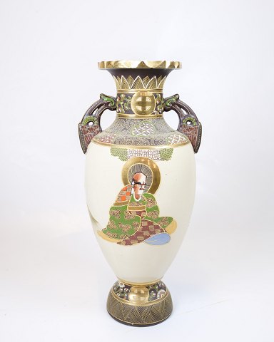 Japansk Satsuma-Vase – Stil Af Meiji-Periode – Elfenbensglasur Med Krakeleret 
Finish – Håndmalede Figurer & Ornamenter

