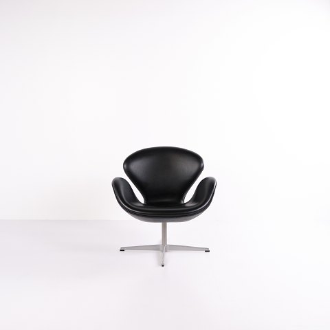 Svane stol – Arne Jacobsen – Sort Elegance læder – Fritz Hansen – 2002
Flot stand
