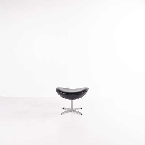 Ægget skammel – Arne Jacobsen – Fritz Hansen – Sort Elegance læder – 2006
Flot stand
