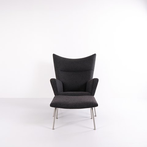 Wingchair – Hans J. Wegner – Model CH445 – Carl Hansen & Søn – Gråt Hallingdal – 
Med skammel
Flot stand

