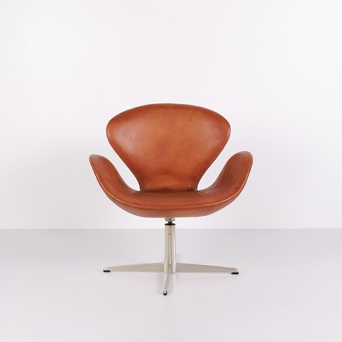 Lænestol - Svanen - Model 3320 - Original Polsteret - Cognac Læder - Arne Jacobsen - Fritz Hansen - 1960erne
